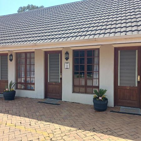 Or Tambo Guest House Kempton Park Luaran gambar