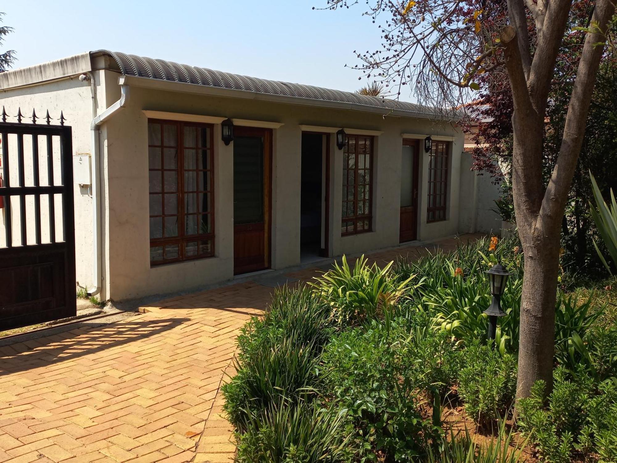 Or Tambo Guest House Kempton Park Luaran gambar
